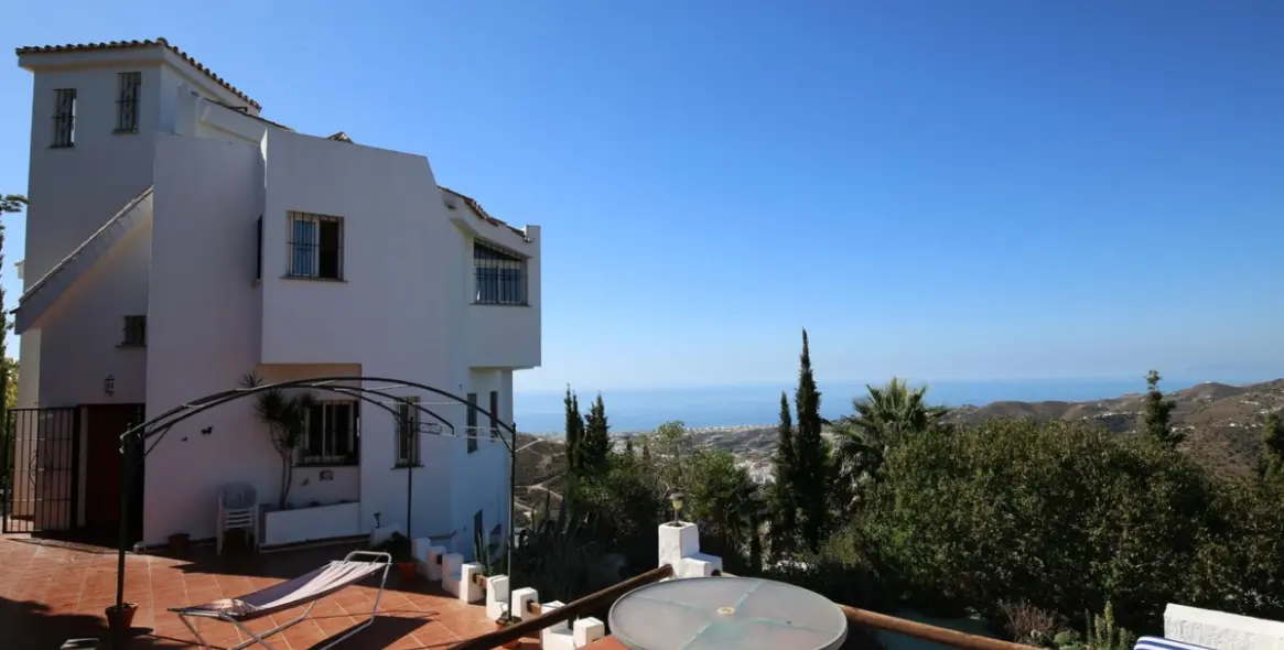 Sale of detached villa in Torrox 2