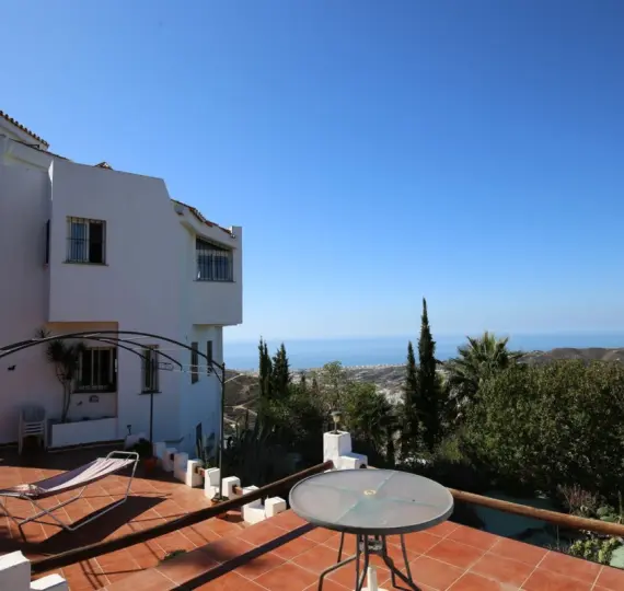 Detached villa R3531565