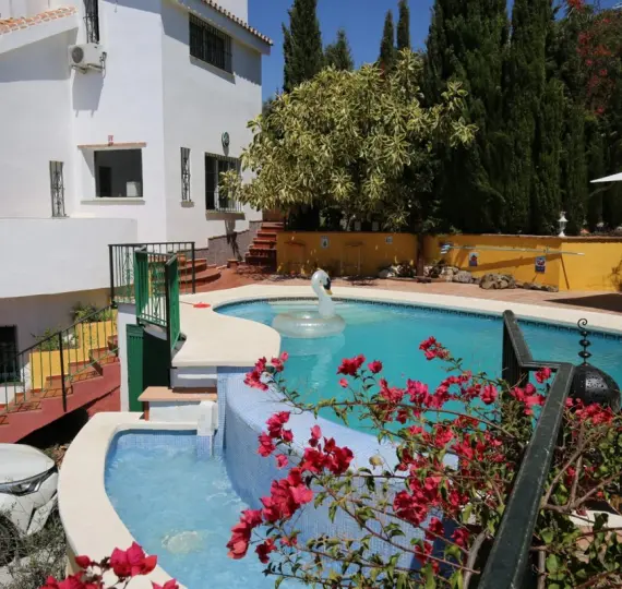 Detached villa R3531565