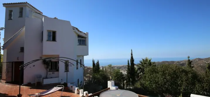 Sale of detached villa in Torrox 1