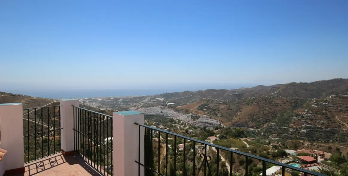 Sale of detached villa in Torrox 28