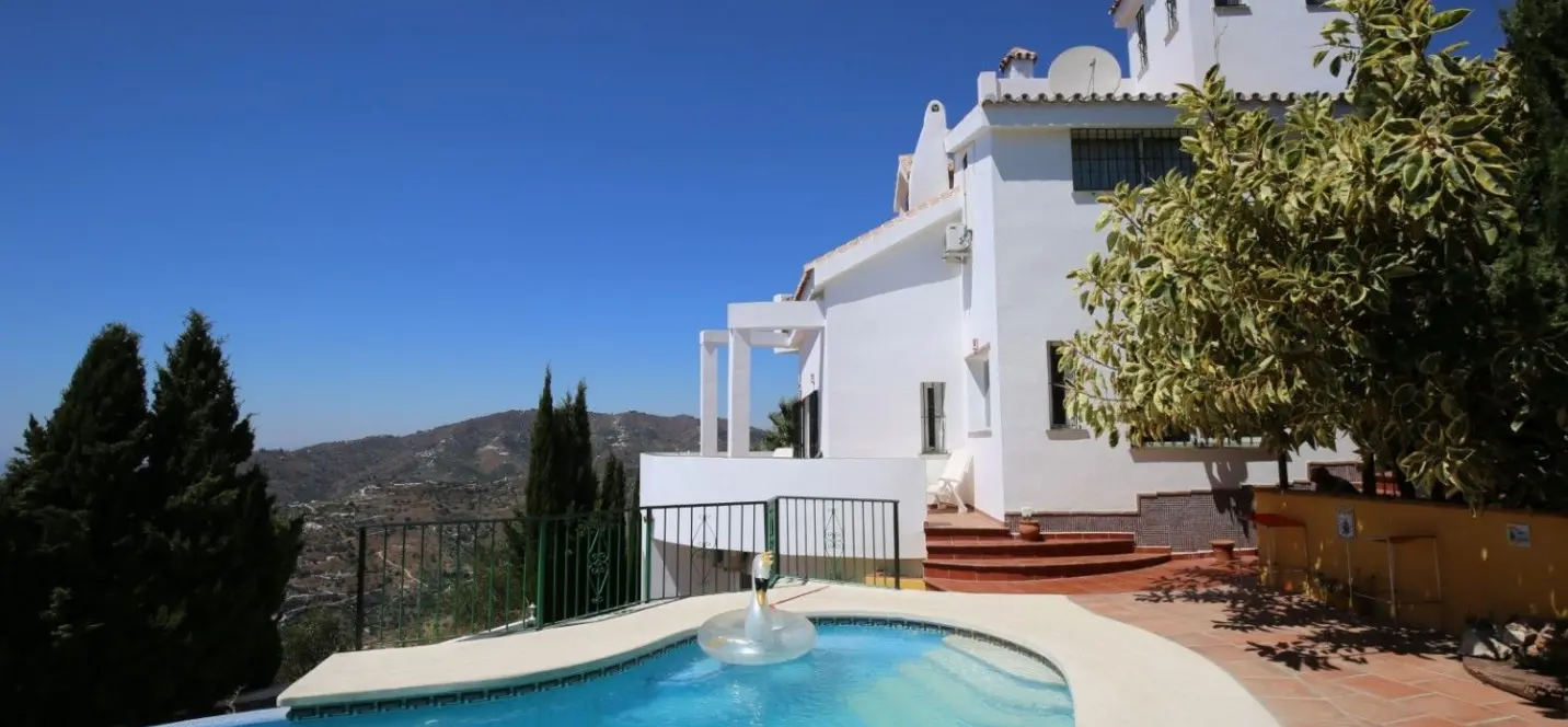 Sale of detached villa in Torrox 0