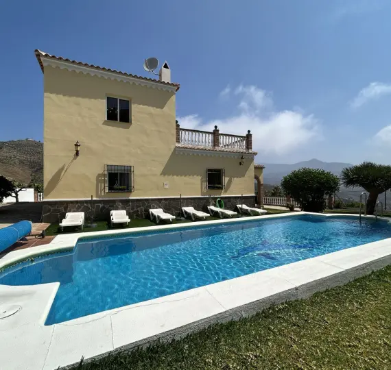 Detached villa R3287659