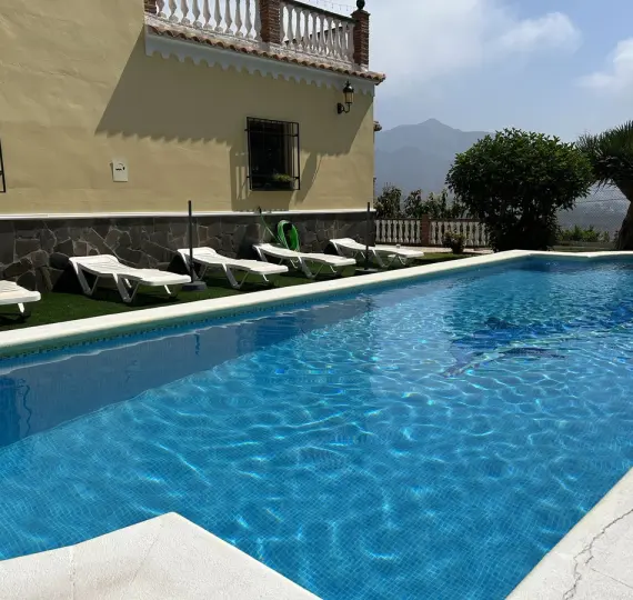 Detached villa R3287659