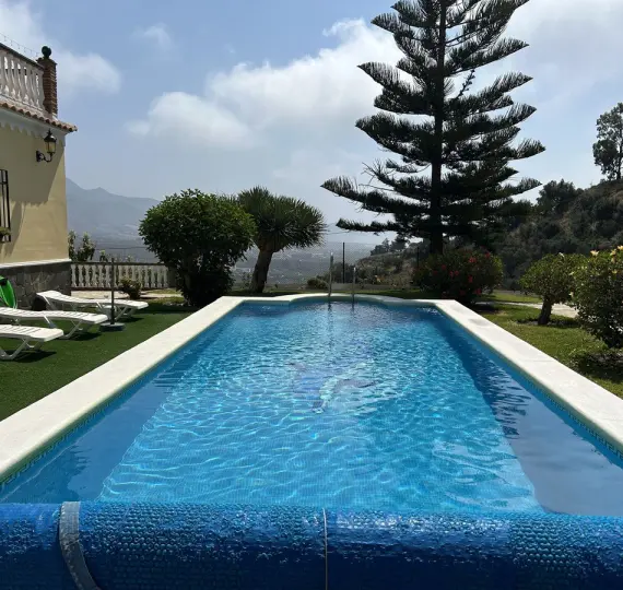 Detached villa R3287659