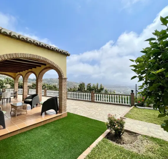 Detached villa R3287659