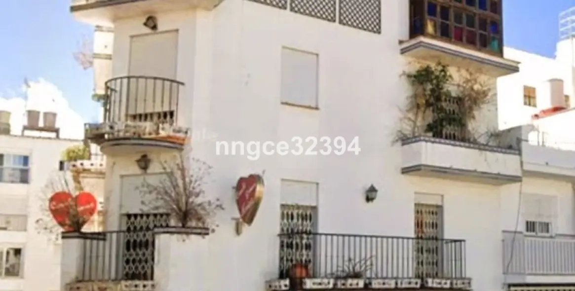 Sale of detached villa in San Pedro de Alcántara 72