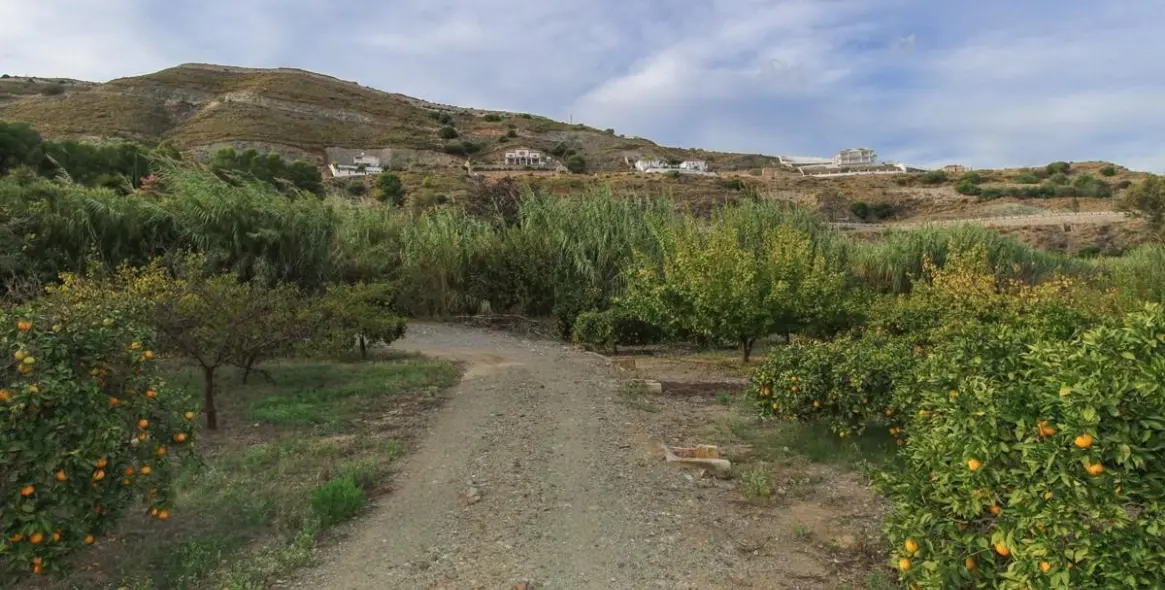 Sale of residential plot in Coín 27