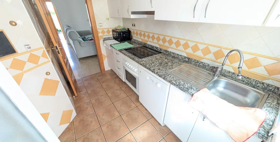 Sale of townhouse in Las Chapas 30