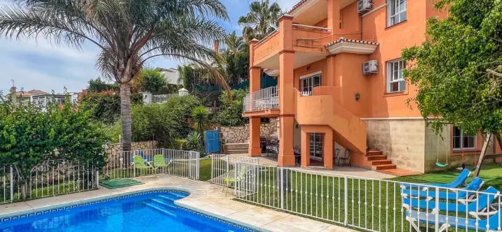 Sale of detached villa in Cerros del Aguila 0