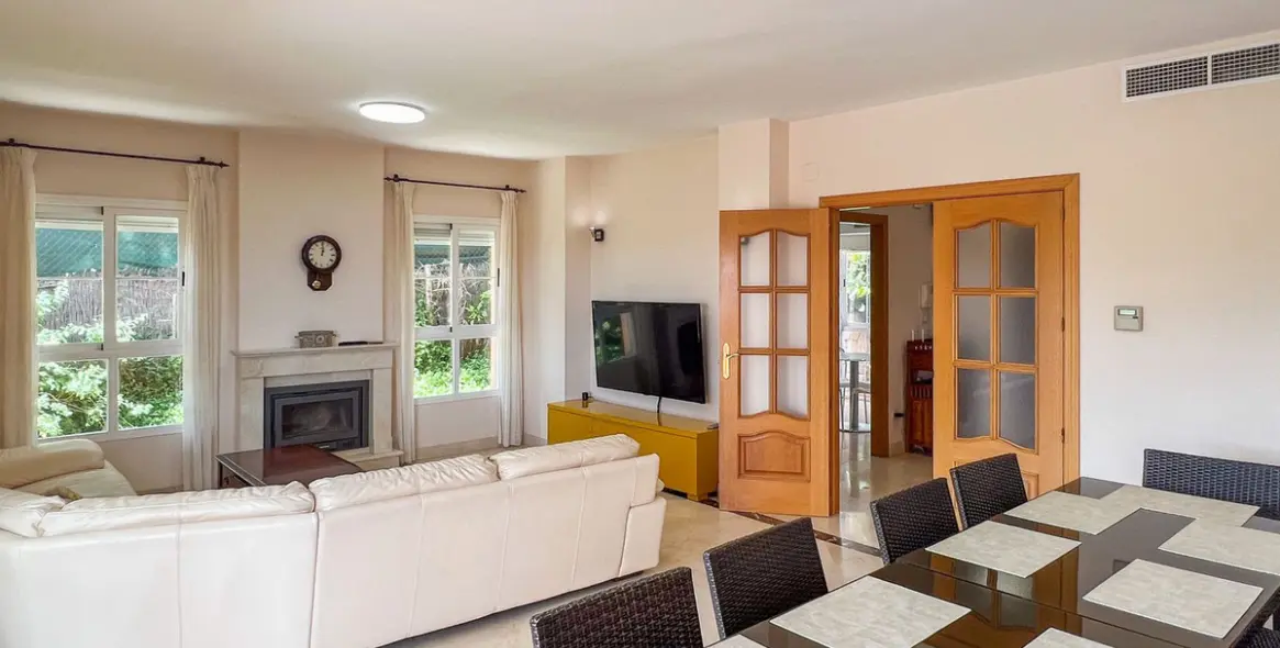 Sale of detached villa in Cerros del Aguila 8