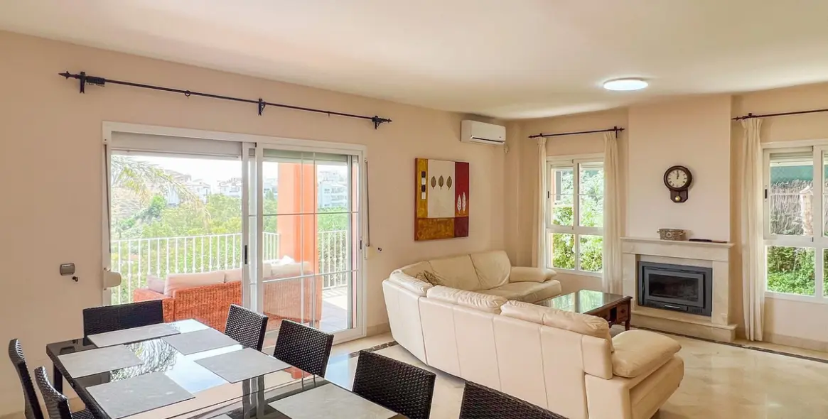 Sale of detached villa in Cerros del Aguila 9