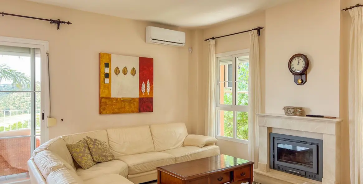 Sale of detached villa in Cerros del Aguila 11