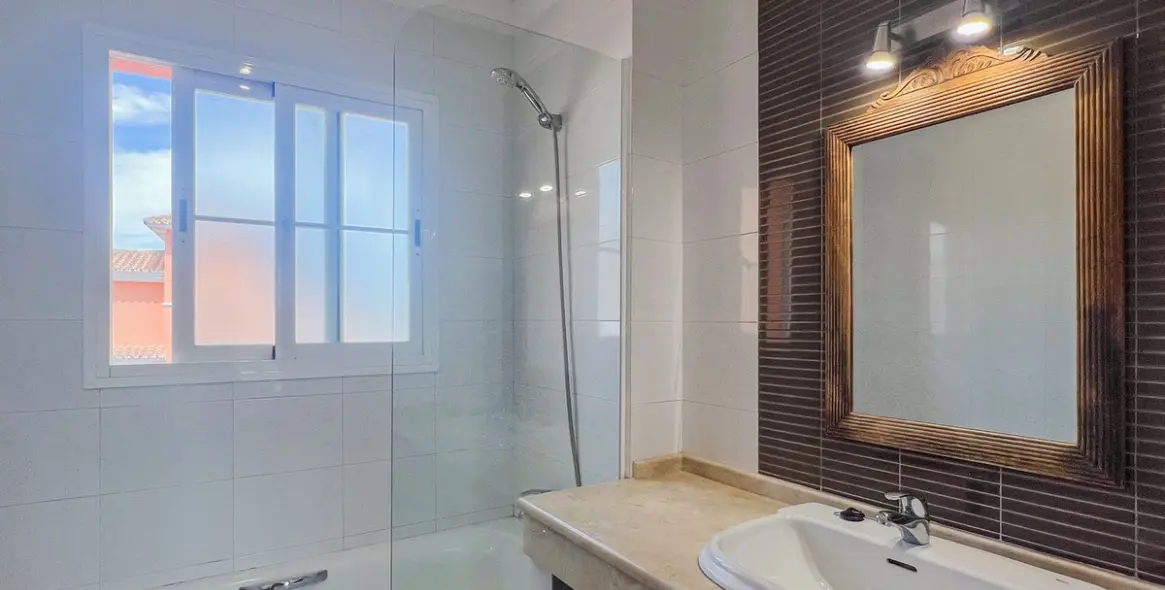 Sale of detached villa in Cerros del Aguila 19