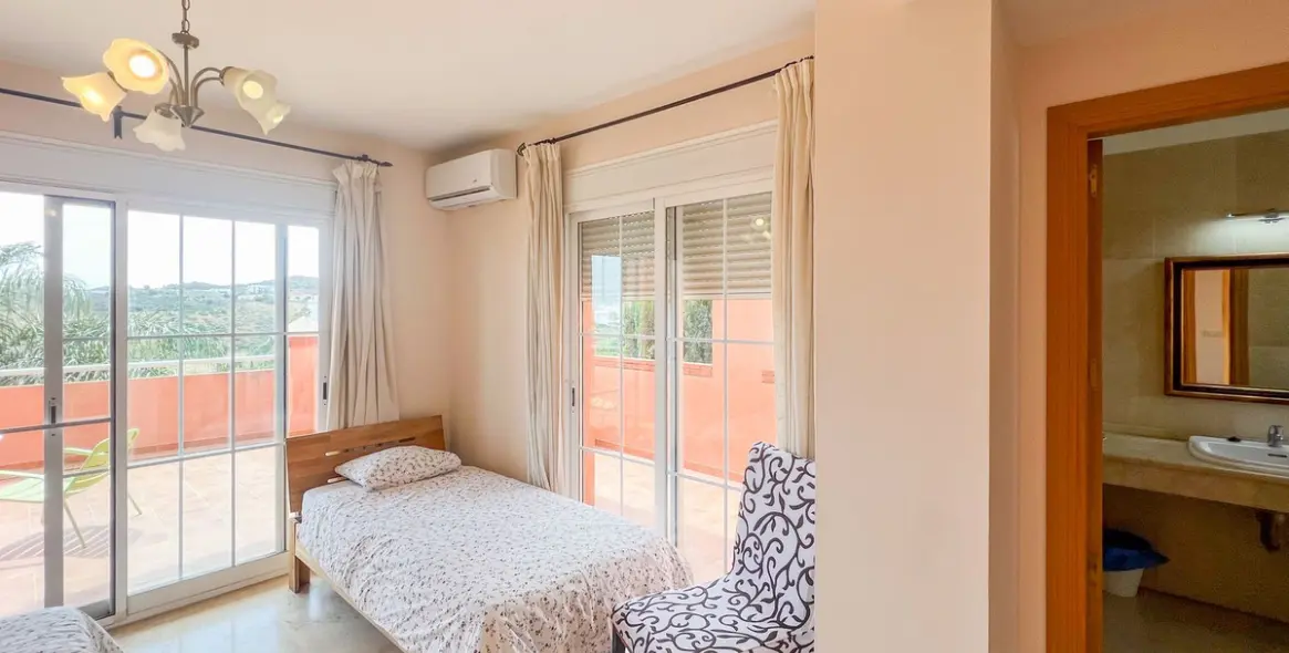 Продажа  отдельно стоящей виллы в Cerros del Aguila 24