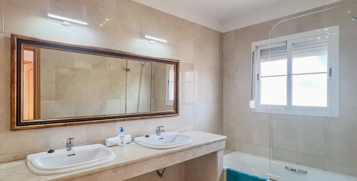 Продажа  отдельно стоящей виллы в Cerros del Aguila 28