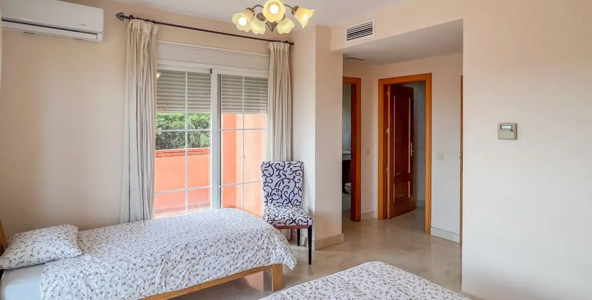 Продажа  отдельно стоящей виллы в Cerros del Aguila 32