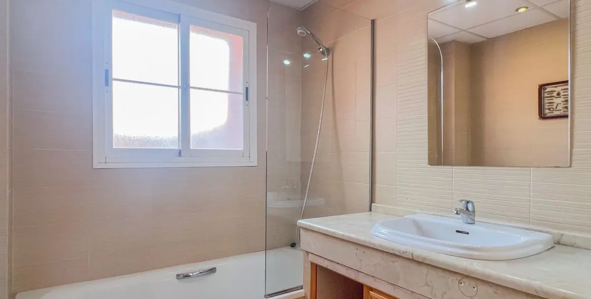 Продажа  отдельно стоящей виллы в Cerros del Aguila 34