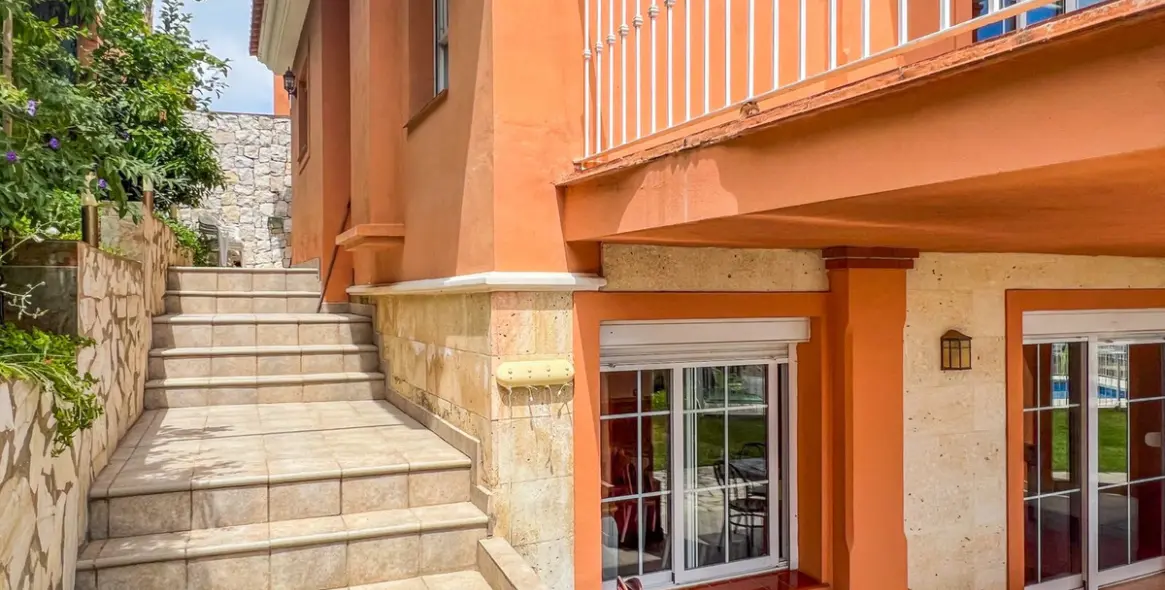 Продажа  отдельно стоящей виллы в Cerros del Aguila 65