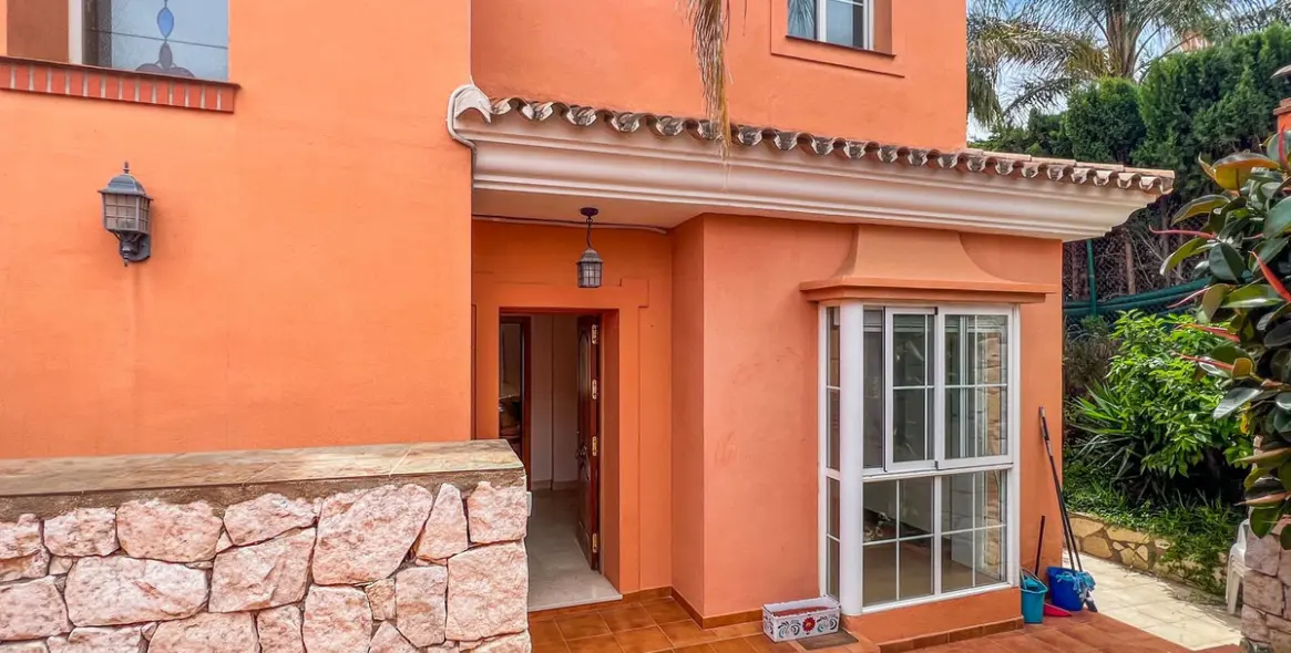 Продажа  отдельно стоящей виллы в Cerros del Aguila 70