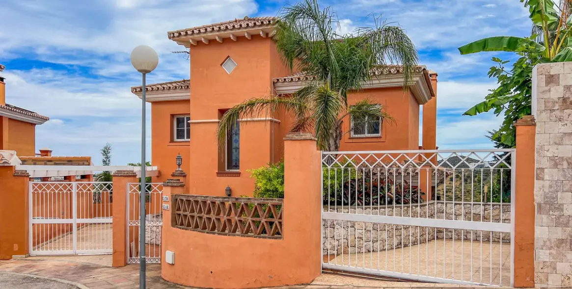 Продажа  отдельно стоящей виллы в Cerros del Aguila 74