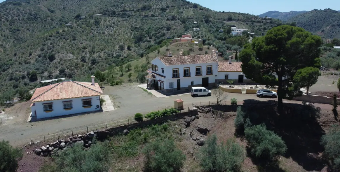 Sale of detached villa in Comares 4