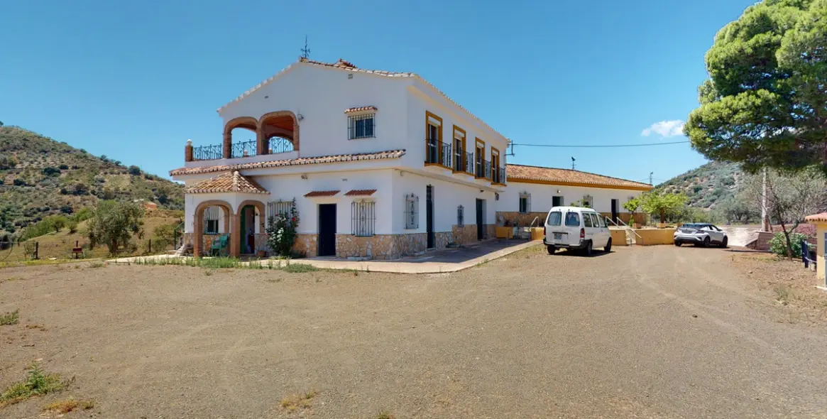 Sale of detached villa in Comares 7