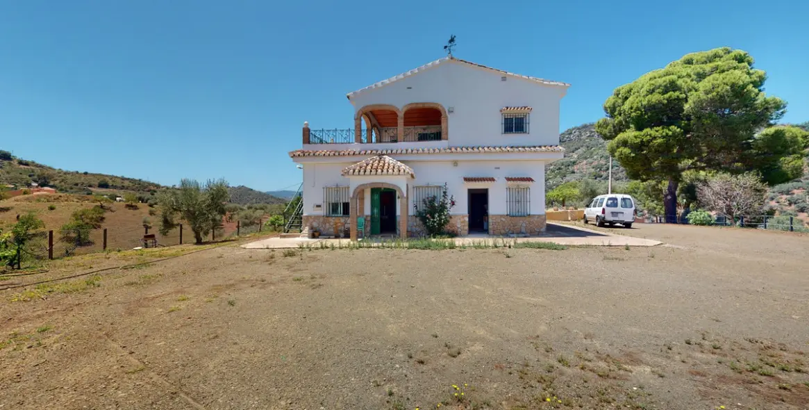Sale of detached villa in Comares 30