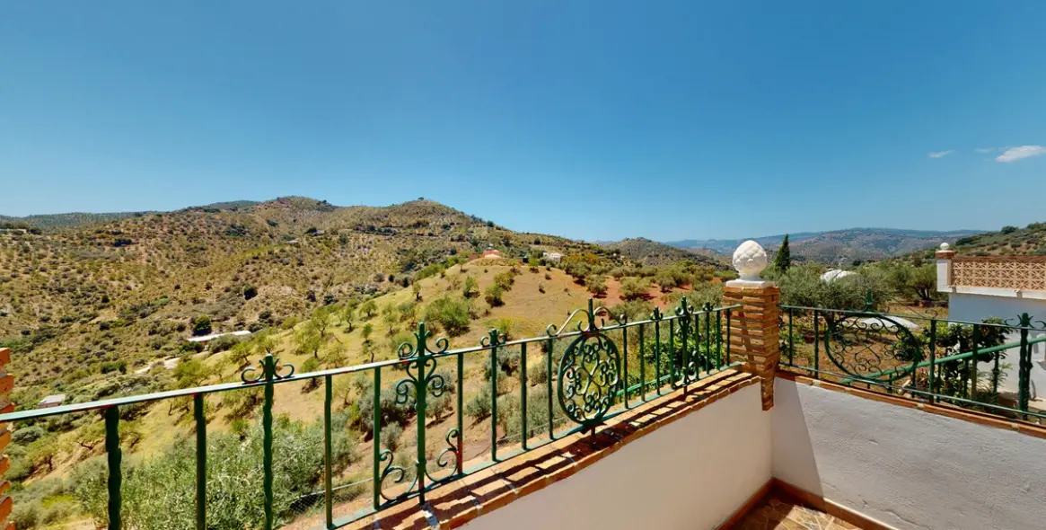 Sale of detached villa in Comares 33