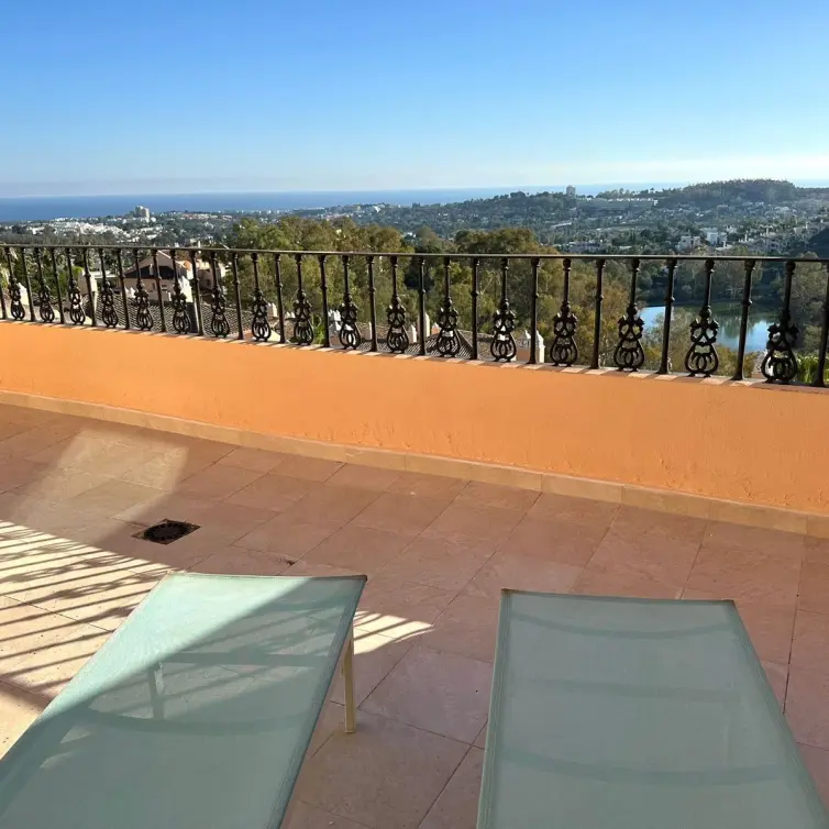 Sale of penthouse duplex in Nueva Andalucía