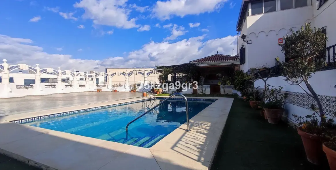 Продажа  отдельно стоящей виллы в Malaga (район Teatinos) 2