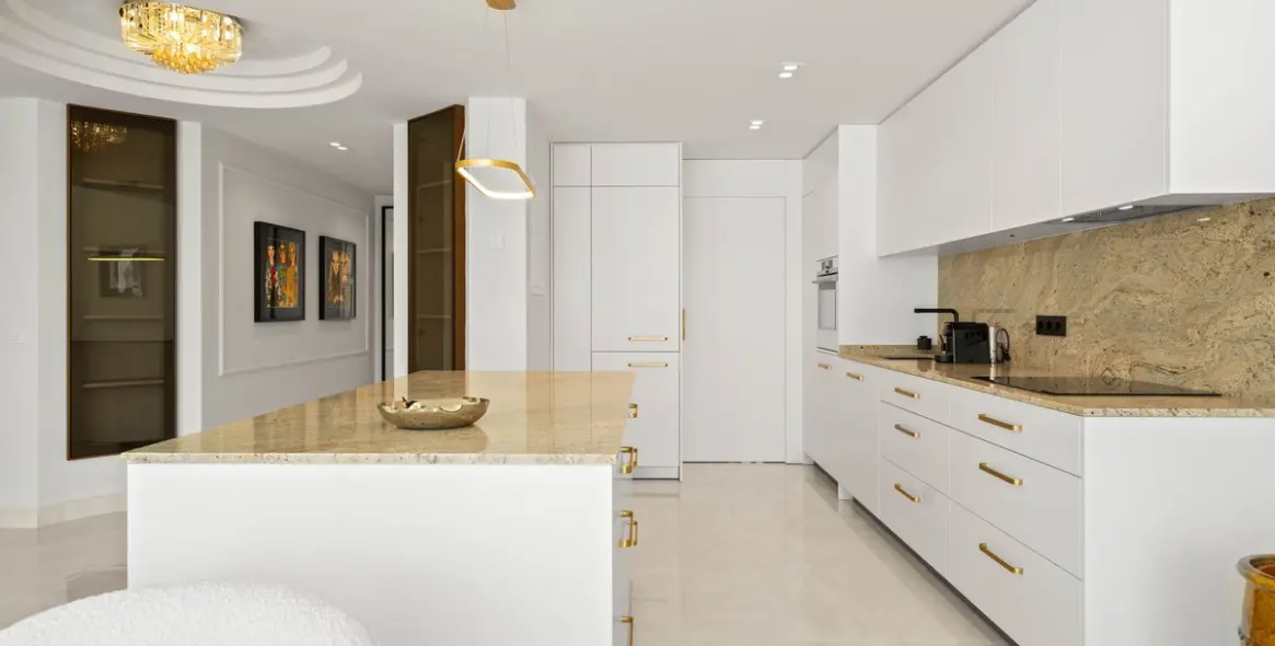 Продажа апартаментов на среднем этаже в New Golden Mile 6