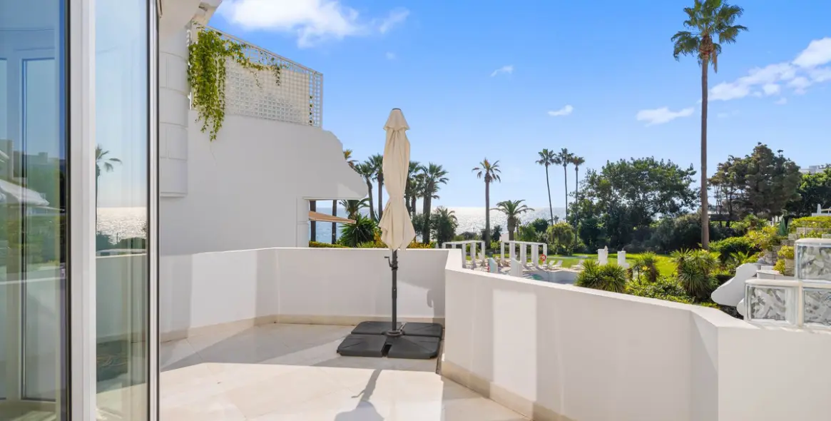 Продажа апартаментов на среднем этаже в New Golden Mile 10