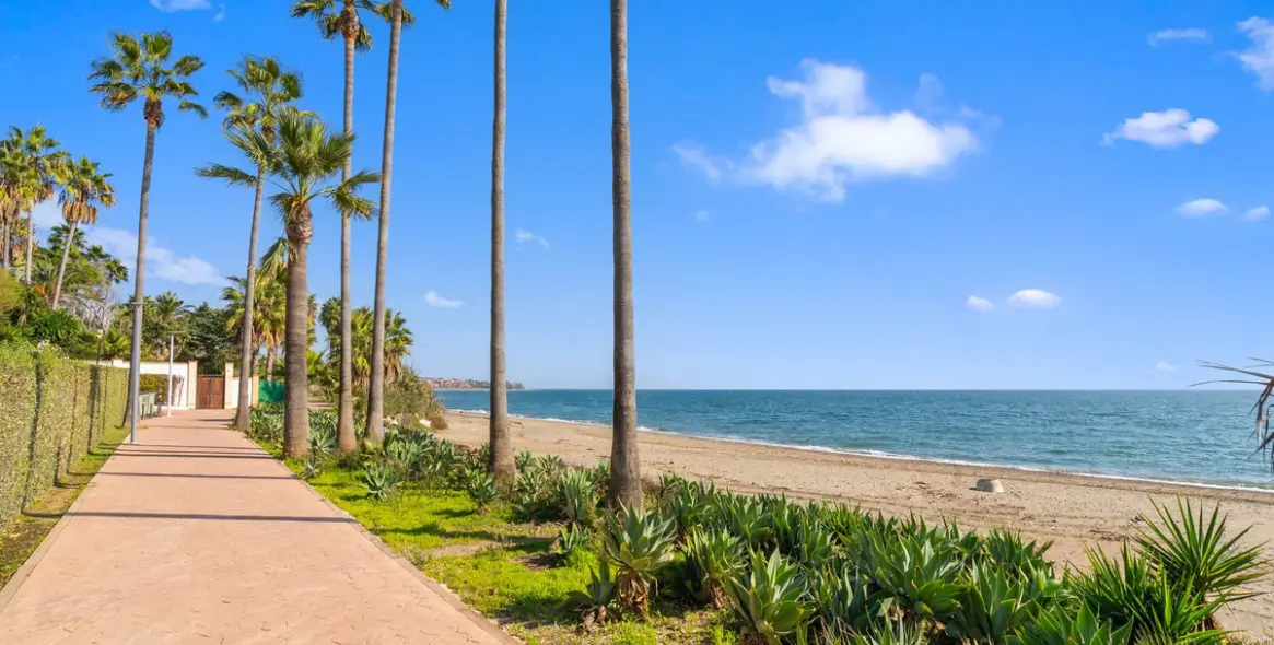 Продажа апартаментов на среднем этаже в New Golden Mile 23