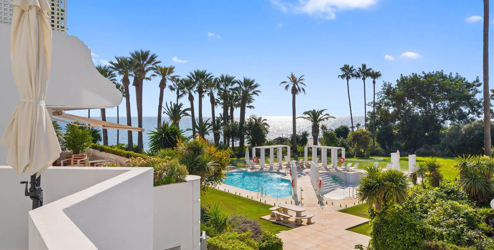 Sale of middle floor apartment in New Golden Mile 1
