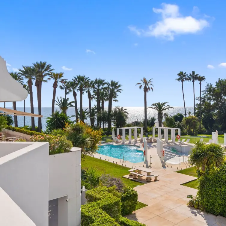 Sale of middle floor apartment in New Golden Mile