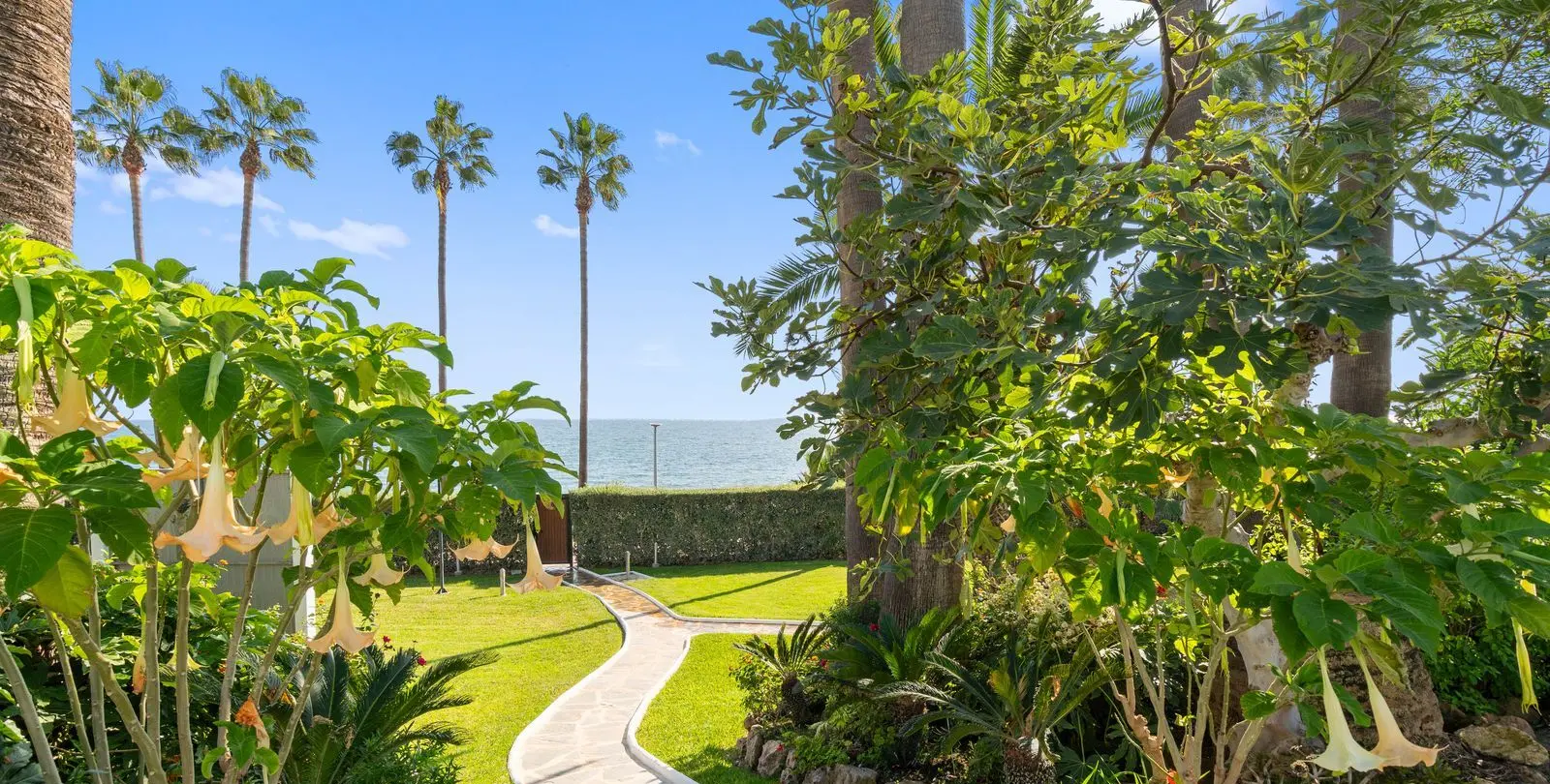 Sale of middle floor apartment in New Golden Mile 2
