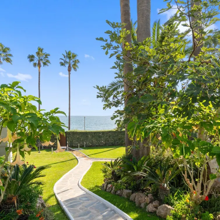 Sale of middle floor apartment in New Golden Mile