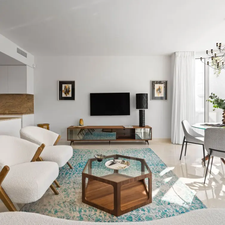 Sale of middle floor apartment in New Golden Mile