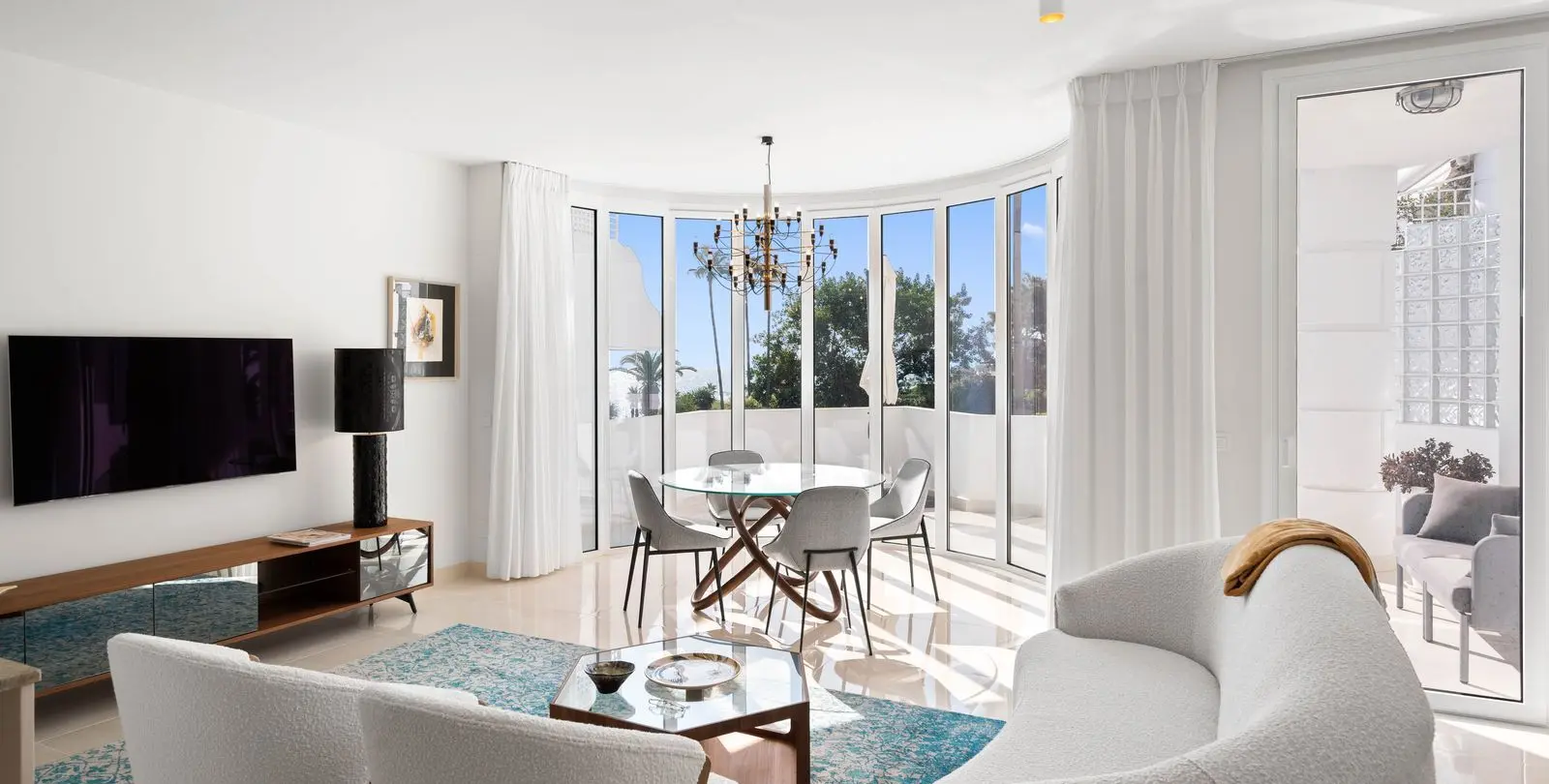 Sale of middle floor apartment in New Golden Mile 5
