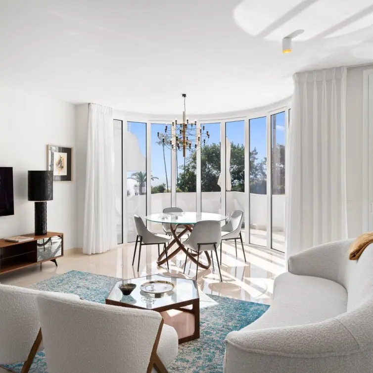 Sale of middle floor apartment in New Golden Mile