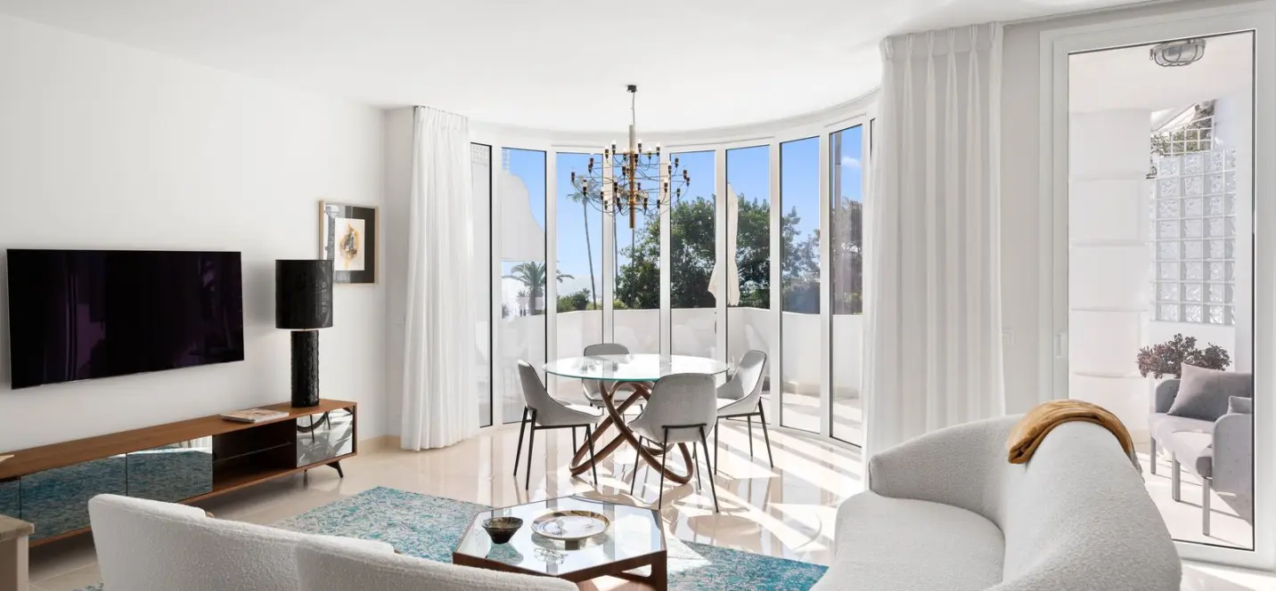 Sale of middle floor apartment in New Golden Mile 4