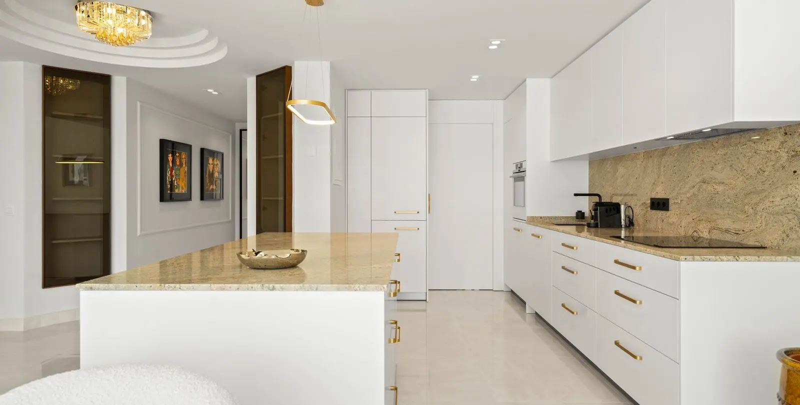 Sale of middle floor apartment in New Golden Mile 6