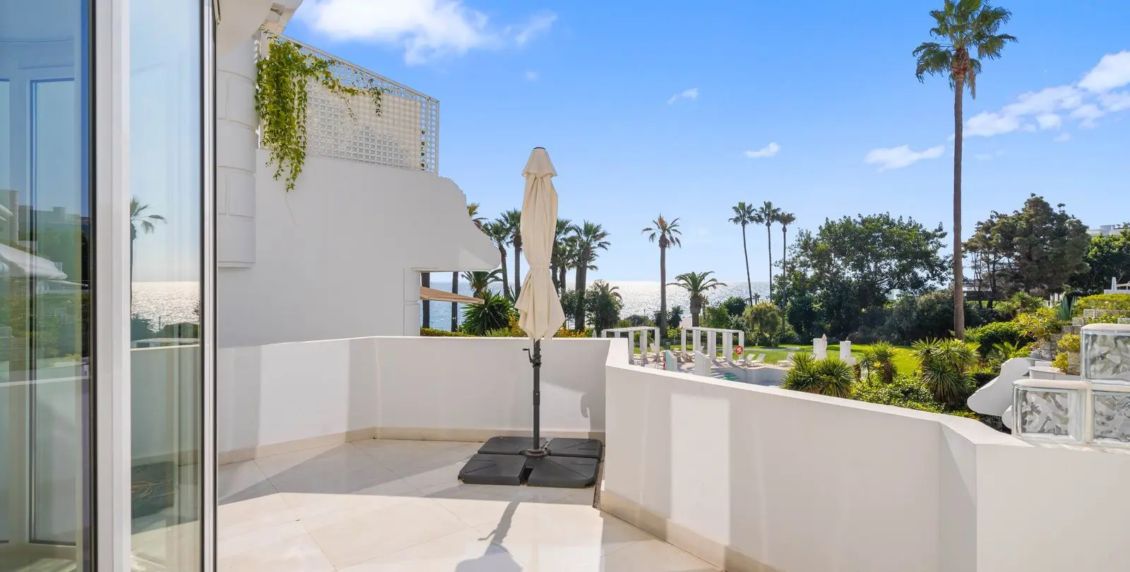 Sale of middle floor apartment in New Golden Mile 10