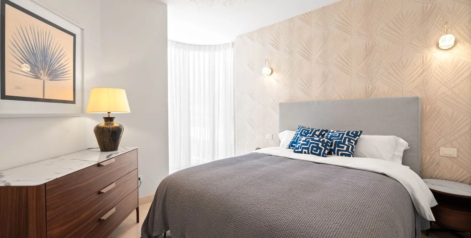 Sale of middle floor apartment in New Golden Mile 12