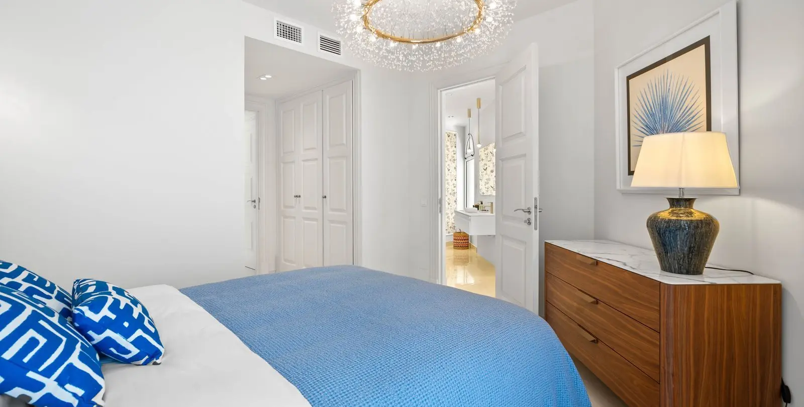 Sale of middle floor apartment in New Golden Mile 13