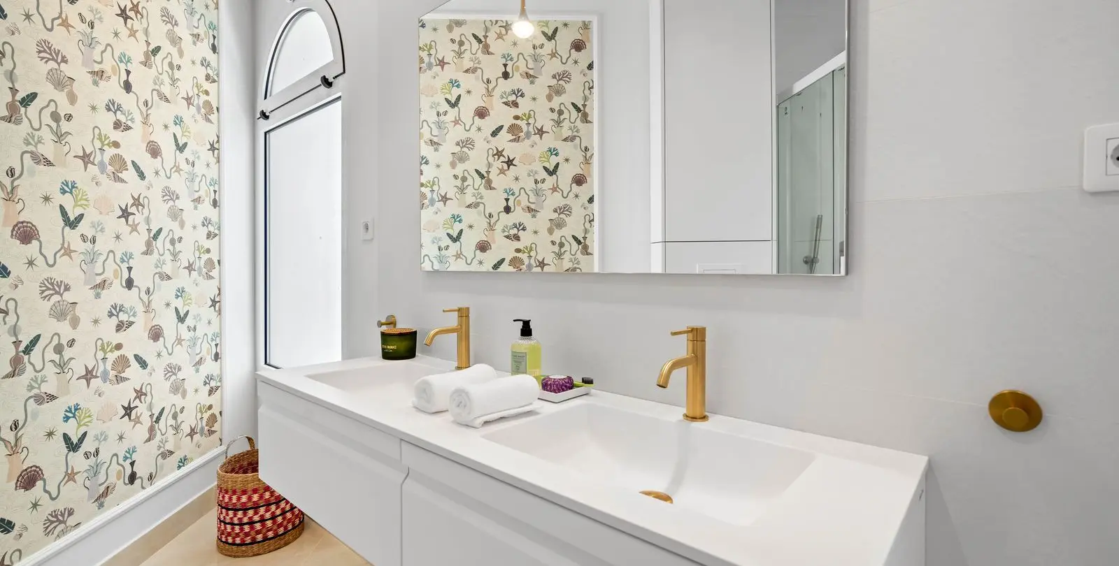 Sale of middle floor apartment in New Golden Mile 14
