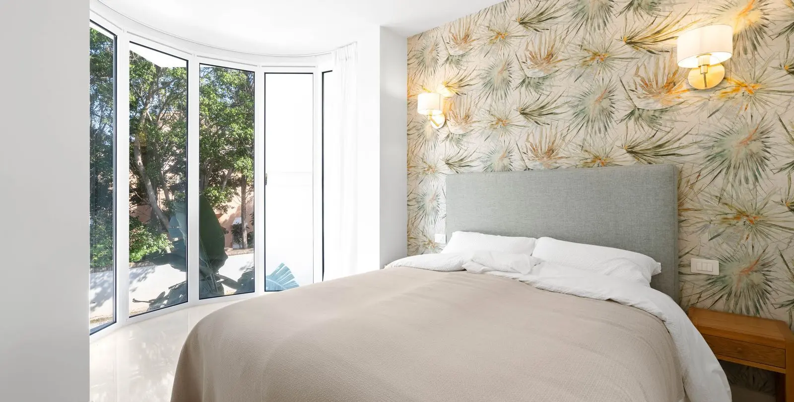 Sale of middle floor apartment in New Golden Mile 16