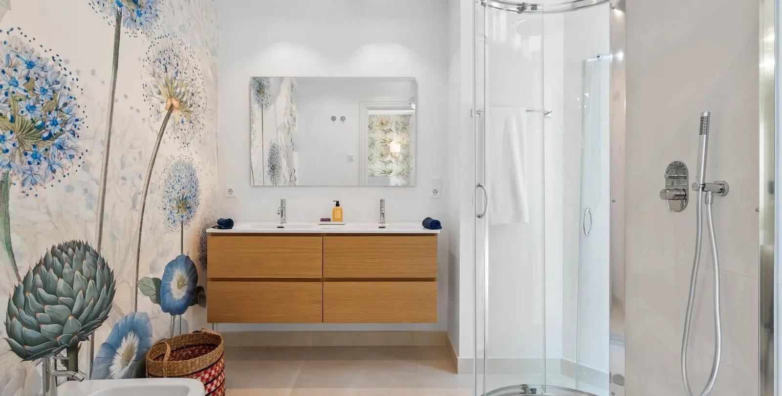 Sale of middle floor apartment in New Golden Mile 19