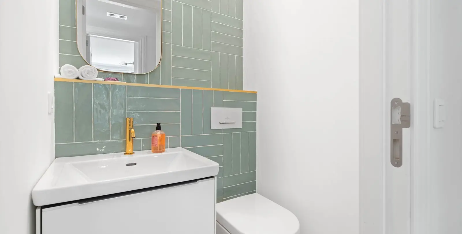 Sale of middle floor apartment in New Golden Mile 22